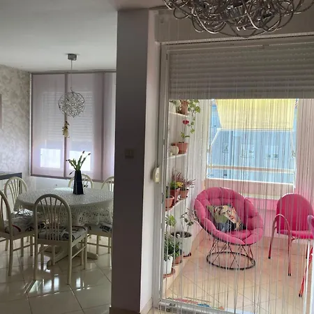 Pink Wave Apartment Split