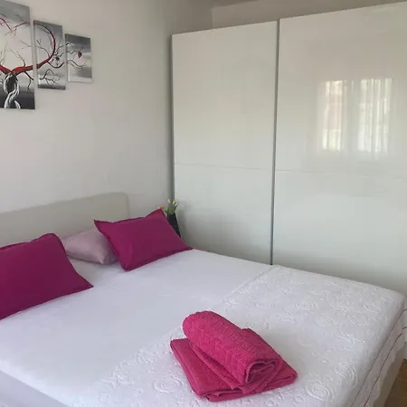 Apartment Pink Wave Split